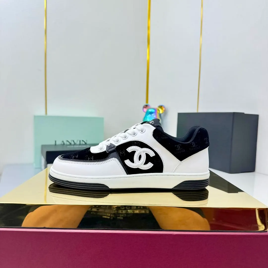👟👟Ex-factory price 620👟👟High quality! ! ! CHANEL Chanel 25A latest thick-soled casual sports shoes. The counter is synchronized. The counter is very popular. It is a shoe that is very difficult to buy. The most popular thick-soled casual shoes on the Internet. As you can imagine, the most popular thick-soled casual shoes can not be missed. It has both good looks and comfort. Simple and versatile. The thick sole increases the height and is super versatile. Whoever wears it will look better. Upper: cowhide stitching. Lining: breathable mesh. Outsole: TPU original outsole. Size: 35-41 👉